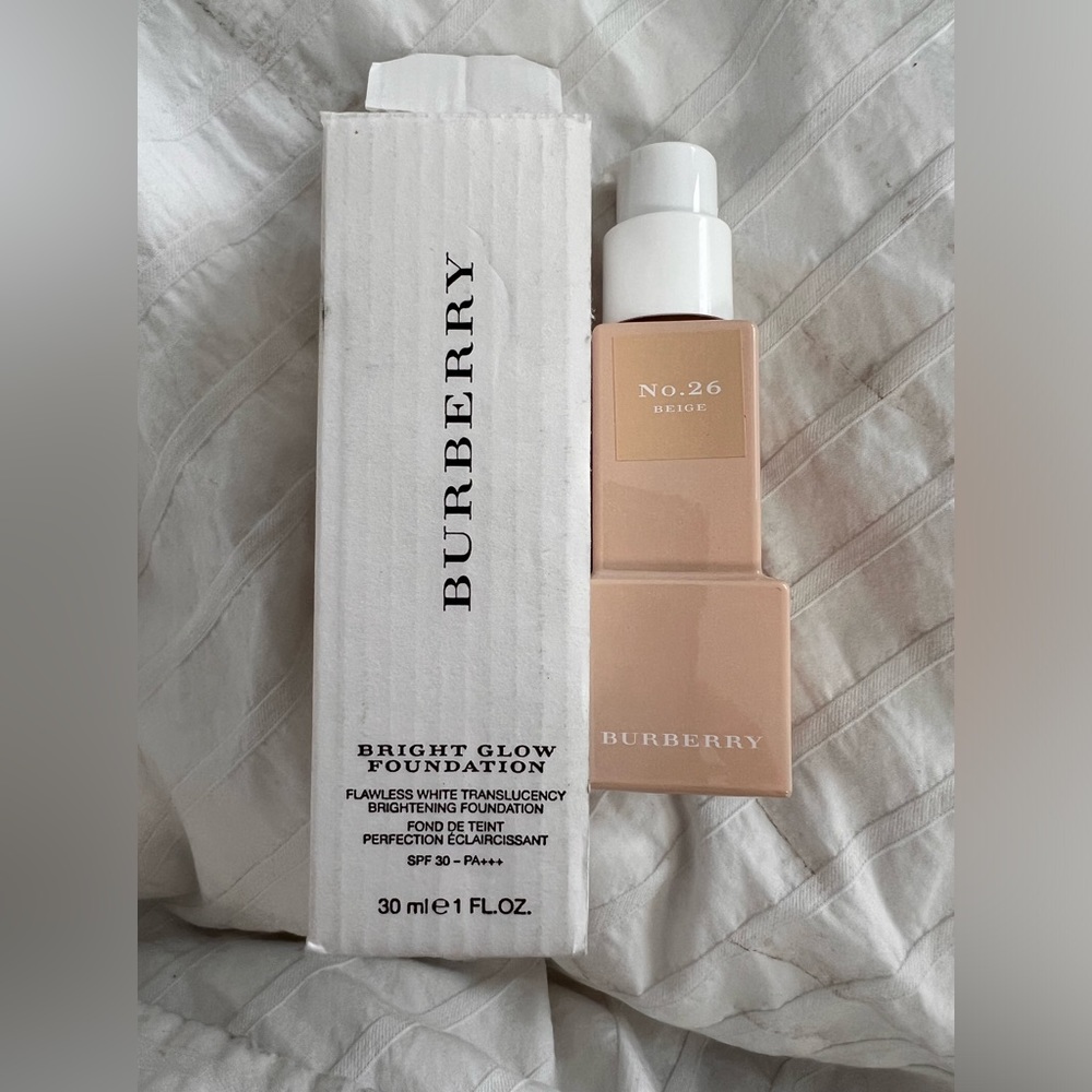 NIB BURBERRY BRIGHT GLOW FOUNDATION No26 BEIGE